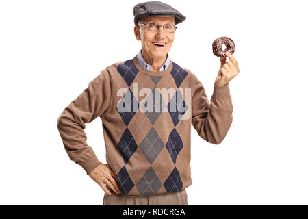 Allegro senior man tenere una ciambella di cioccolato isolato su sfondo bianco Foto Stock