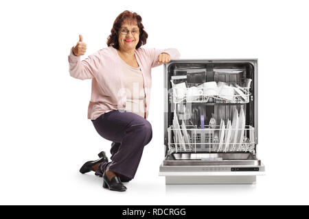 Donna anziana con una lavastoviglie che mostra pollice in alto isolato su sfondo bianco Foto Stock