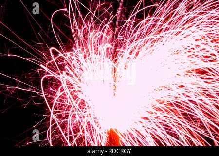 Masterizzazione di botti di natale con una lunga esposizione. Bella sparkler fuochi d' artificio fiamma su sfondo nero. Luci sfocate di fuochi d'artificio. Burning sparkler w Foto Stock