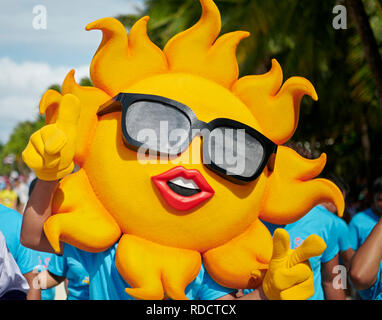 I partecipanti che indossa un costume di Sun a una sfilata presso il Festival Ati-Atihan sull'Isola di Boracay, Aklan Provincia, Filippine Foto Stock