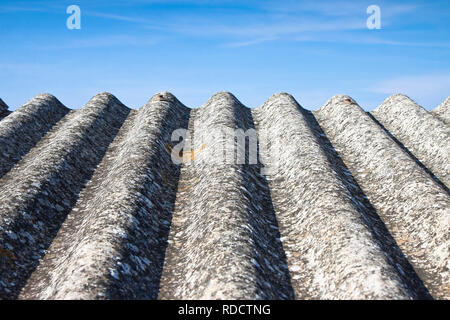 Pericolo tetto in amianto - uno dei più pericolosi di materiali in edifici Foto Stock