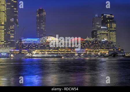 Rotterdam, Paesi Bassi, 22 Dicembre 2016: Grandi cruiseship ormeggiato a Wilhelminapier cruiseterminal con il suo moderno ed alto durante le ore di colore blu Foto Stock