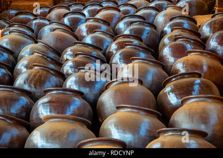 Grande banalità di vasi di ceramica smaltata marrone scuro in attesa di raccolta da piccola fabbrica in Myanmar (ex Birmania) Sud-est asiatico Foto Stock