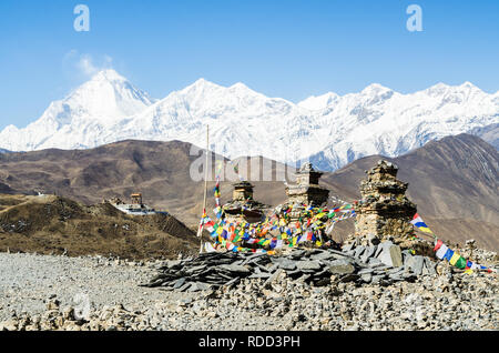 Tre chortens in pietra e una vista del picco Dhaulagiri, Muktinath, Circuito di Annapurna, Nepal Foto Stock