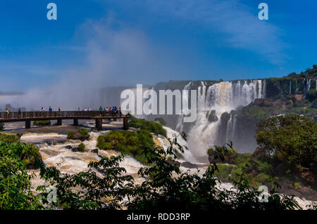 Passerella al di sopra di Iguazu Falls, lato Brasiliano Foto Stock