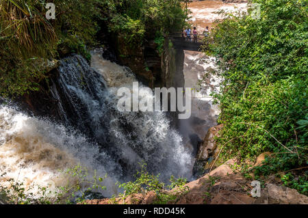 Cascate e persone a Iguazu Falls Foto Stock