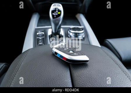 Sankt-Petersburg, Russia, Marzo 05, 2017 - Close up di chiavi di BMW X5M 2017 in cuoio nero per interni auto. Ingranaggio automatico stick background shift. Auto Foto Stock