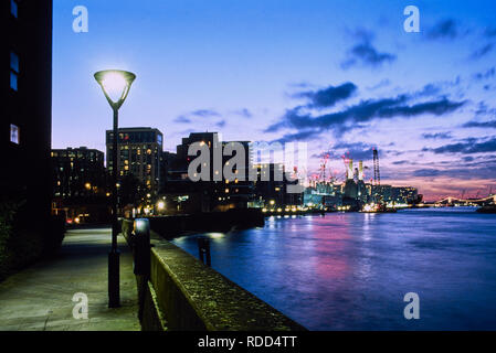 Il fiume Tamigi Riverside Walk a Nine Elms, South West London UK, con nuovi appartamenti, guardando verso Battersea Power Station Foto Stock