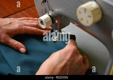 Sarto femmina lavorando sulla macchina da cucire dress industria manifatturiera Foto Stock