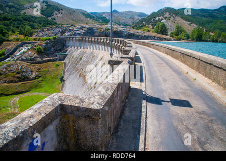 Diga. Serbatoio di Ruesga, provincia di Palencia, Castilla Leon, Spagna. Foto Stock