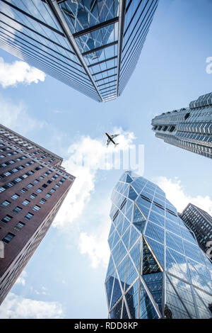 L'aereo vola basso sopra la città di New York skyline di Manhattan Foto Stock