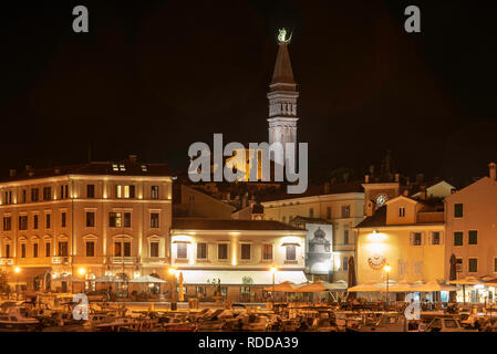 Immagine di Sant'Eufemia Chiesa e dintorni di notte, Rovigno Croazia Foto Stock