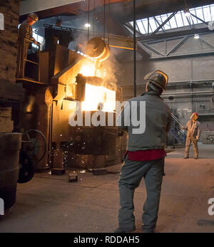 Berlino, Germania - 18 Aprile 2013: produzione di componenti metallici in una fonderia - gruppo dei lavoratori Foto Stock