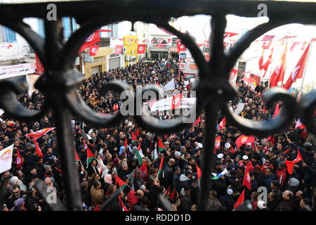 Tunisi, Tunisia. Xvii gen, 2019. La gente a prendere parte allo sciopero generale del settore pubblico a Tunisi, Tunisia, Gennaio 17, 2019. Più di 750.000 funzionari giovedì hanno partecipato a uno sciopero esigente aumenti salariali in tutta la Tunisia sotto le istruzioni del generale tunisino la manodopera europea (UGTT). Credito: Adele Ezzine/Xinhua/Alamy Live News Foto Stock