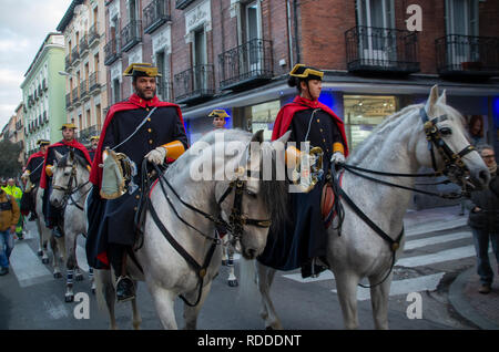 Madrid, Spagna. 17 gen 2019. Migliaia di persone hanno portato i loro animali domestici a Madrid la chiesa di Sant'Antonio di essere benedetta nel giorno del patrono degli animali. Una processione conosciuta come "Las vueltas de San Antonio" (le passeggiate di San Antonio) ha avuto luogo per le strade intorno alla chiesa e successivamente gli animali domestici sono stati benedetti da sacerdoti. Nella foto cavalieri in processione. Credito: Lora Grigorova/Alamy Live News Foto Stock