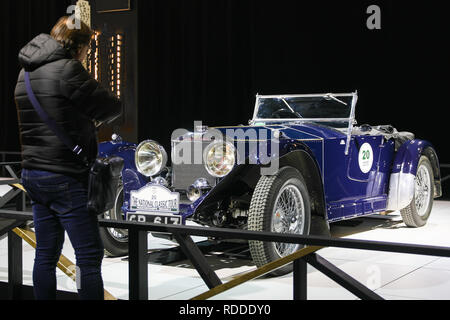 Bruxelles, Belgio. Xvii gen, 2019. Un visitatore orologi un Invicta S33 telaio basso auto presso il 'Dream Cars' salon del 97th Bruxelles Motor Show di Bruxelles, Belgio, Gennaio 17, 2019. La 97th Bruxelles Motor Show sarà aperto al pubblico il 7 gennaio 19. Circa 40 vetture di lusso sono visualizzate in 'Dream Cars' salon durante il motor show. Credito: Zheng Huansong/Xinhua/Alamy Live News Foto Stock