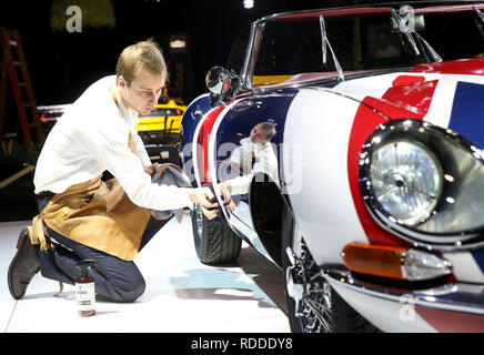 Bruxelles, Belgio. Xvii gen, 2019. Un membro del personale pulisce una Jaguar E Type 1967 auto presso il 'Dream Cars' salon del 97th Bruxelles Motor Show di Bruxelles, Belgio, Gennaio 17, 2019. La 97th Bruxelles Motor Show sarà aperto al pubblico il 7 gennaio 19. Circa 40 vetture di lusso sono visualizzate in 'Dream Cars' salon durante il motor show. Credito: Voi Pingfan/Xinhua/Alamy Live News Foto Stock