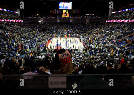 Londra, Regno Unito. Il 17 gennaio 2019, l'O2 Arena, Londra, Inghilterra; NBA Gioco di Londra, Washington Wizards contro New York Knicks; a New York Knicks fan indossando il leggendario Patrick Ewing jersey prende il suo posto Credit: Azione Plus immagini di sport/Alamy Live News Foto Stock