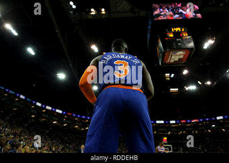 Londra, Regno Unito. Il 17 gennaio 2019, l'O2 Arena, Londra, Inghilterra; NBA Gioco di Londra, Washington Wizards contro New York Knicks; Tim Hardaway Jr dei New York Knicks si prepara a passare la palla torna in gioco il credito: Azione Plus immagini di sport/Alamy Live News Foto Stock