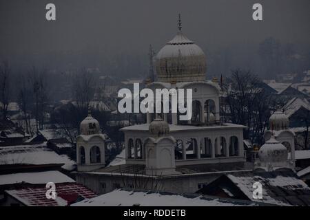 Srinagar, Jammu e Kashmir in India. Xvii gen, 2019. Coperta di neve valle dopo la nevicata a Srinagar, la capitale estiva della controllata indiana del Kashmir. Il Kashmir ha testimoniato la sua prima nevicata. Credito: Masrat Zahra/ZUMAPRESS.com/Alamy Live News Foto Stock