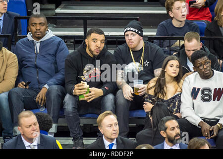 Londo , REGNO UNITO. Il 17 gennaio 2019. Troy Deeney (C), Watford calciatore, orologi una NBA gioco di basket NBA, Londra 2019, tra Washington Wizards e New York Knicks all'Arena O2. Punteggio finale: procedure guidate 101 Knicks 100. Credito: Stephen Chung / Alamy Live News Foto Stock