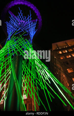 Canary Wharf, Londra, Regno Unito, 17 gen 2019. Il neurone blu l'installazione. Molti hanno sequestrato il freddo secco ma la sera per visitare inverno luci, con la folla e code in costruzione presso alcuni impianti. Canary Wharf inverno luci ha restituito per il suo quinto anno con spettacolari installazioni luminose e gratuito per la visualizzazione interattiva di arte. Si corre fino a Gen 26th. Credito: Imageplotter News e sport/Alamy Live News Foto Stock