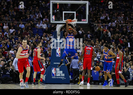 Londra, Regno Unito. Il 17 gennaio 2019, l'O2 Arena, Londra, Inghilterra; NBA Gioco di Londra, Washington Wizards contro New York Knicks; Mitchell Robinson dei New York Knicks i punteggi 2 punti da uno slam dunk Credit: Azione Plus immagini di sport/Alamy Live News Foto Stock