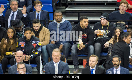 Londo , REGNO UNITO. Il 17 gennaio 2019. Troy Deeney (C), Watford calciatore, orologi una NBA gioco di basket NBA, Londra 2019, tra Washington Wizards e New York Knicks all'Arena O2. Punteggio finale: procedure guidate 101 Knicks 100. Credito: Stephen Chung / Alamy Live News Foto Stock