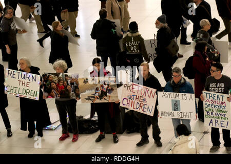 New York, NY, STATI UNITI D'AMERICA. 17th. Jan 2019. Gruppo di advocacy Rise e resistere in scena una silenziosa protesta per l'occhio transit hub durante le ore di punta il 17 gennaio, 2019. I manifestanti si fermò in silenzio con i loro striscioni e cartelloni, attirando l attenzione di pendolari a Donald Trump's Administration degli Stati Uniti la politica di frontiera del bambino la separazione e la detenzione. Evidenziando che cercano asilo non è un reato e che non vi è alcuna sicurezza nazionale emergenza sul confine, invece, vi è una situazione di emergenza umanitaria che non può essere sanata attraverso la costruzione di un muro. © 2019 G. Ronald Lopez/DigiPixsAgain.us/Alamy Live News Foto Stock