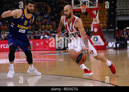 Atene, Grecia. Xvii gen, 2019. Vassilis Spanoulis (R) di Olympiacos Pireo aziona la palla durante la stagione regolare il match in Eurolega di basket torneo tra la Grecia Olympiacos Pireo e della Russia BC Khimki a Atene, Grecia, a gennaio 17, 2019. Credito: Marios Lolos/Xinhua/Alamy Live News Foto Stock