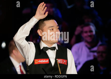 Londra, Regno Unito. Xvii gen, 2018. Ding Junhui della Cina arriva per il suo quarterfinal match contro Luca Brecel del Belgio a Snooker Masters 2019 all'Alexandra Palace a Londra, in Gran Bretagna il 7 gennaio 17, 2018. Ding ha vinto 6-5. Credito: Tim Irlanda/Xinhua/Alamy Live News Foto Stock