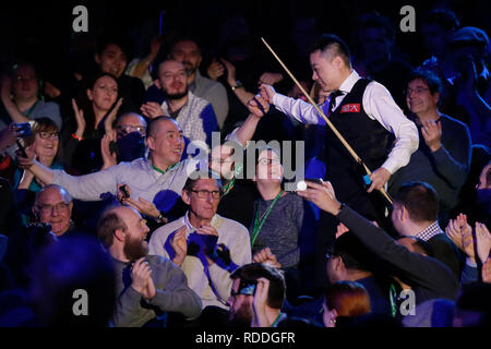 Londra, Regno Unito. Xvii gen, 2018. Ding Junhui della Cina arriva per il suo quarterfinal match contro Luca Brecel del Belgio a Snooker Masters 2019 all'Alexandra Palace a Londra, in Gran Bretagna il 7 gennaio 17, 2018. Ding ha vinto 6-5. Credito: Tim Irlanda/Xinhua/Alamy Live News Foto Stock