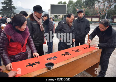 Hangzhou, cinese della Provincia di Zhejiang. Xvii gen, 2019. Un appassionato di calligrafia scrive un Festival di Primavera distico per i cittadini in Piazza Panlong in pan'un County, est della Cina di Provincia dello Zhejiang, Gennaio 17, 2019. Il popolo cinese di solito incollare il Festival di Primavera di coppie sui due lati della porta a esprimere i loro desideri e auguri per il nuovo anno a partire dal primo giorno del primo mese del calendario lunare, o il 5 febbraio di quest'anno. Credito: Kong Debin/Xinhua/Alamy Live News Foto Stock