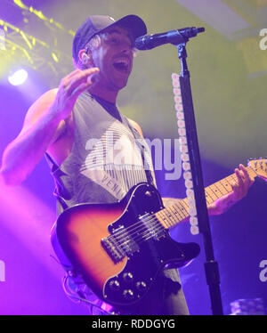 Milwaukee, Wisconsin, Stati Uniti d'America. 22 Dic, 2018. Cantante Alex Gaskarth di tutti i tempi a basso suona dal vivo presso la sala da ballo di aquile in Milwaukee, Wisconsin. Ricky Bassman/CSM/Alamy Live News Foto Stock