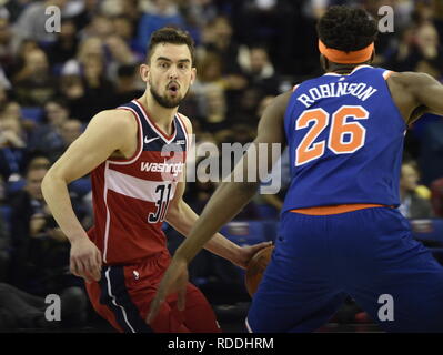 Londra, Regno Unito. Xvii gen, 2019. L-R Tomas Satoransky (Washington) e Mitchell Robinson (New York) in azione durante il match di NBA tra Washington Wizards e New York Knicks il 17 gennaio 2019, a Londra, Gran Bretagna. Credito: David Svab/CTK foto/Alamy Live News Foto Stock