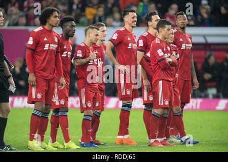 Duesseldorf, Deutschland. Xiii gen, 2019. Da sx a dx. Joshua ZIRKZEE (M), Alphonso Davies (M), RAFINHA (M), Alexander LUNGWITZ (M), Sandro WAGNER (M), James RODRIGUEZ (M), Mats HUMMELS (M), THIAGO (M), Jerome BOATENG (sinistra) M) sono durante la pena shootout insieme, pena, pena, pena shootout, figura intera, formato orizzontale, Calcio Coppa di Telekom, Bayern Monaco di Baviera (M) - Borussia Monchengladbach (MG) 4: 2 iE, su 13.01.2019 in Duesseldorf/Germania. | Utilizzo di credito in tutto il mondo: dpa/Alamy Live News Foto Stock