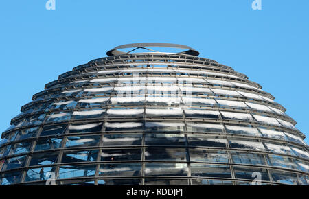 Berlino, Germania. 18 gennaio, 2019. Neve si trova sulla cupola del Reichstag, sede del Bundestag tedesco. Credito: Ralf Hirschberger/dpa/Alamy Live News Foto Stock