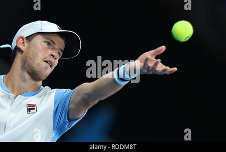 Melbourne, Australia. 18 gennaio, 2019. Diego Schwartzman dell Argentina serve durante gli Uomini Singoli Terzo turno match contro Tomas BERDYCH della Repubblica ceca presso l'Australian Open a Melbourne, Australia, Gennaio 18, 2019. Credito: Bai Xuefei/Xinhua/Alamy Live News Foto Stock