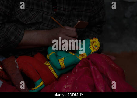 (190118) -- Kathmandu, Gennaio 18, 2019 (Xinhua) -- Un sacerdote Nepalese dipinge l'Idolo del Dio della pioggia Seto Machindranath dopo la cerimonia di balneazione a Jana Bahal in Kathmandu, Nepal, a gennaio 18, 2019. La divinità è bagnata e riverniciati ogni anno come un rituale che simboleggia i cambiamenti che si verificano nella vita della gente. (Xinhua/sulav shrestha che) Foto Stock