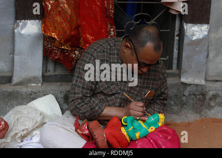 (190118) -- Kathmandu, Gennaio 18, 2019 (Xinhua) -- Un sacerdote Nepalese dipinge l'Idolo del Dio della pioggia Seto Machindranath dopo la cerimonia di balneazione a Jana Bahal in Kathmandu, Nepal, a gennaio 18, 2019. La divinità è bagnata e riverniciati ogni anno come un rituale che simboleggia i cambiamenti che si verificano nella vita della gente. (Xinhua/sulav shrestha che) Foto Stock