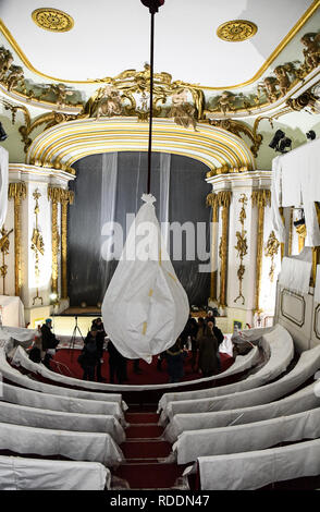 Potsdam, Germania. 18 gennaio, 2019. Vista nella hall dell'Schlosstheater nella Neues Palais. Pareti, panchine e lampadari sono protetti da polvere. Il Schlosstheater nella Neues Palais è rinnovato. La Fondazione dei Castelli e dei Giardini Prussiani (SPSG) presenta il lavoro di costruzione. (A 'Castello teatro nel nuovo palazzo è in corso di ristrutturazione' dal 18.01.2019) Credito: Julian Stähle/dpa-Zentralbild/dpa/Alamy Live News Foto Stock