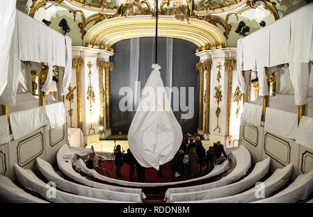 Potsdam, Germania. 18 gennaio, 2019. Vista nella hall dell'Schlosstheater nella Neues Palais. Pareti, panchine e lampadari sono protetti da polvere. Il Schlosstheater nella Neues Palais è rinnovato. La Fondazione dei Castelli e dei Giardini Prussiani (SPSG) presenta il lavoro di costruzione. (A 'Castello teatro nel nuovo palazzo è in corso di ristrutturazione' dal 18.01.2019) Credito: Julian Stähle/dpa-Zentralbild/dpa/Alamy Live News Foto Stock