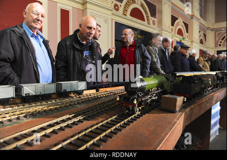 Londra, Regno Unito. 18 gennaio 2019. I visitatori a guardare il manometro uno Display ferroviarie al modello di Londra Engineering mostra che si è aperto oggi a Alexandra Palace di Londra. Il modello di Londra Engineering mostra è ora nel suo ventitreesimo anno e attira circa 14.000 visitatori. La mostra offre una vetrina per lo spettro completo di modellazione dal modello tradizionale di ingegneria, locomotive a vapore e i motori di trazione attraverso il più gadget moderno e ragazzi giocattoli compresi camion, navi, aerei ed elicotteri. Credito: Michael Preston/Alamy Live News Foto Stock