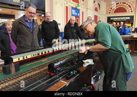 Londra, Regno Unito. 18 gennaio 2019. Un uomo come ottenere preparando un 16mm a scartamento ridotto il treno a Londra modello Engineering mostra che si è aperto oggi a Alexandra Palace di Londra. Il modello di Londra Engineering mostra è ora nel suo ventitreesimo anno e attira circa 14.000 visitatori. La mostra offre una vetrina per lo spettro completo di modellazione dal modello tradizionale di ingegneria, locomotive a vapore e i motori di trazione attraverso il più gadget moderno e ragazzi giocattoli compresi camion, navi, aerei ed elicotteri. Credito: Michael Preston/Alamy Live News Foto Stock