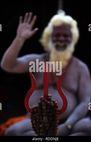 Di Allahabad, Uttar Pradesh, India. 18 gennaio, 2019. Di Allahabad: un sadhu sedersi alla sua tenda durante il Kumbh festival di Allahabad su 18-01-2019. Credito: Prabhat Kumar Verma/ZUMA filo/Alamy Live News Foto Stock