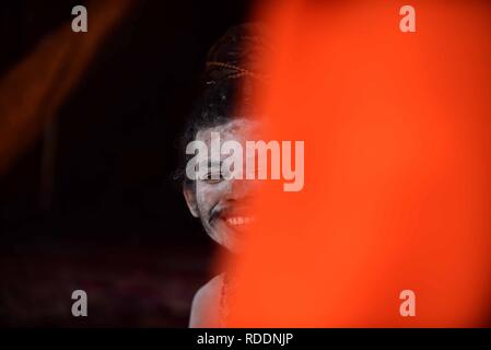 Di Allahabad, Uttar Pradesh, India. 18 gennaio, 2019. Di Allahabad: un sadhu sedersi alla sua tenda durante il Kumbh festival di Allahabad su 18-01-2019. Credito: Prabhat Kumar Verma/ZUMA filo/Alamy Live News Foto Stock