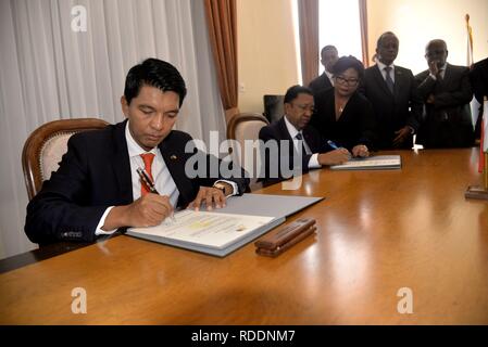 Antananarivo, R) in Antananarivo. 18 gennaio, 2019. Andry Rajoelina (1st, L) e Hery Rajaonarimampianina (2nd, L) firmare i documenti ufficiali in presenza del presidente ad interim Rivo Rakotovao (2nd, R) di Antananarivo, capitale del Madagascar a gennaio 18, 2019. Il trasferimento di potenza tra il Madagascar è il Presidente uscente Rajaonarimampianina hery e presidente in arrivo Andry Rajoelina si è svolta venerdì nella capitale, Antananarivo, in presenza del presidente ad interim Rivo Rakotovao. Credito: Sitraka Rajaonarison/Xinhua/Alamy Live News Foto Stock