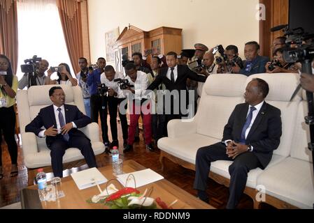 Antananarivo. 18 gennaio, 2019. Hery Rajaonarimampianina (L anteriore) colloqui con il presidente ad interim Rivo Rakotovao (R) anteriore nel Palazzo Presidenziale di Antananarivo, capitale del Madagascar a gennaio 18, 2019. Il trasferimento di potenza tra il Madagascar è il Presidente uscente Rajaonarimampianina hery e presidente in arrivo Andry Rajoelina si è svolta venerdì nella capitale, Antananarivo, in presenza del presidente ad interim Rivo Rakotovao. Credito: Sitraka Rajaonarison/Xinhua/Alamy Live News Foto Stock