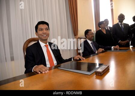 Antananarivo, R) in Antananarivo. 18 gennaio, 2019. Andry Rajoelina (1st, L) e Hery Rajaonarimampianina (2nd, L) frequentano il trasferimento di potenza cerimonia alla presenza del presidente ad interim Rivo Rakotovao (1a, R) di Antananarivo, capitale del Madagascar a gennaio 18, 2019. Il trasferimento di potenza tra il Madagascar è il Presidente uscente Rajaonarimampianina hery e presidente in arrivo Andry Rajoelina si è svolta venerdì nella capitale, Antananarivo, in presenza del presidente ad interim Rivo Rakotovao. Credito: Sitraka Rajaonarison/Xinhua/Alamy Live News Foto Stock