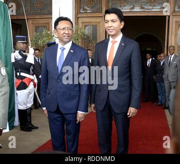 Antananarivo. 18 gennaio, 2019. Andry Rajoelina (R) e Hery Rajaonarimampianina stand di fronte al palazzo presidenziale dopo il trasferimento di potenza di Antananarivo, capitale del Madagascar a gennaio 18, 2019. Il trasferimento di potenza tra il Madagascar è il Presidente uscente Rajaonarimampianina hery e presidente in arrivo Andry Rajoelina si è svolta venerdì nella capitale, Antananarivo, in presenza del presidente ad interim Rivo Rakotovao. Credito: Sitraka Rajaonarison/Xinhua/Alamy Live News Foto Stock